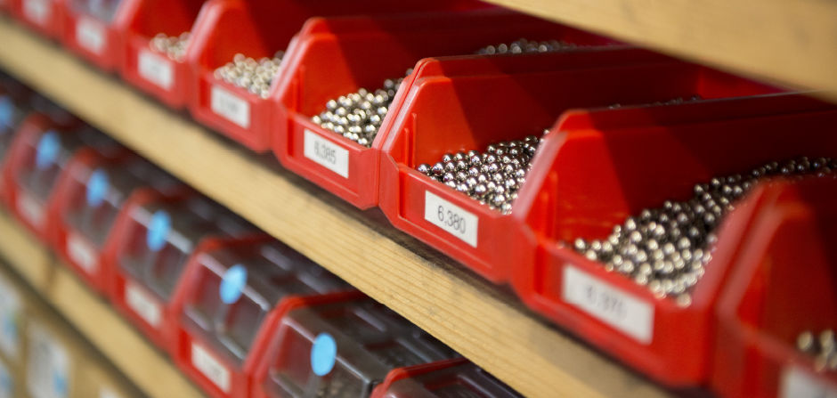 Different ball sizes for filling the individual ball screw nuts in the assembly 